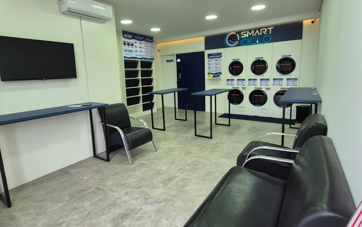 Interior de lavanderia self-service com lavadoras e secadoras modernas